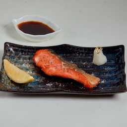 ชุดข้าวและสเต็กปลาแซลมอนย่างเกลือ