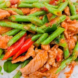 ผัดพริกแกงถั่วใส่หมู