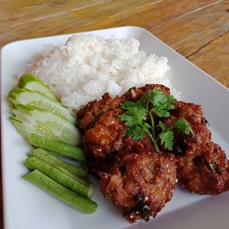 ข้าวลาบไก่ทอด