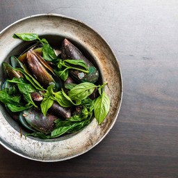 หอยแมลงภู่อบใบโหระพา