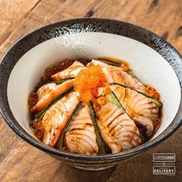 ข้าวด้งแซลมอนไซเกียวอาบุริ