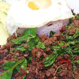 ข้าวผัดกระเพราเนื้อราดข้าว