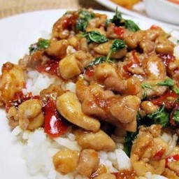 ข้าวกระเพราไก่ชิ้น