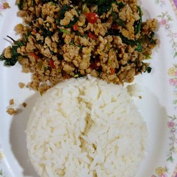 ผัดกระเพาหมูราดข้าว