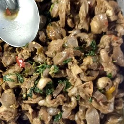 ผัดกระเพากึ๋นไก่