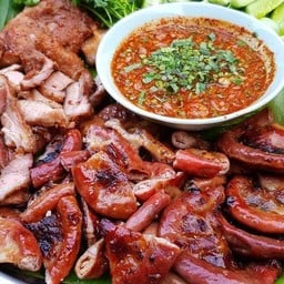 ร้านแอมคลัง(คอหมูย่าง+ใส้ย่าง รสเด็ด)