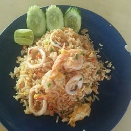 อาหารตามสั่ง ใต้สะพาน