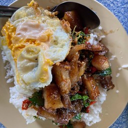 กระเพราหมูกรอบ