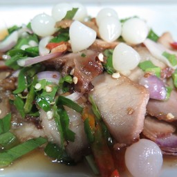 ยำหมูย่างกระเทียมโทน