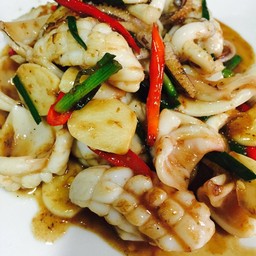ปลาหมึกผัดกะปิ