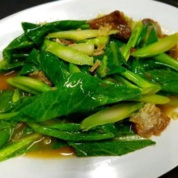 ผัดคะน้าหมูกรอบ