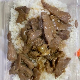 เนื้อกระเทียม ราดข้าว