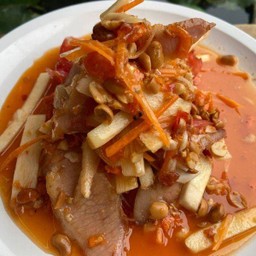 ยำคอหมูย่างยอดมะพร้าว