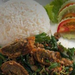 ข้าวกระเพราไข่เยี่ยวม้า