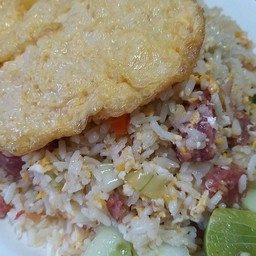 ข้าวผัดแหนมกับไข่เจียว fried rice with sour pork+omelette