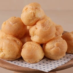 เอแคลร์ไส้ครีมคัตตาร์ด