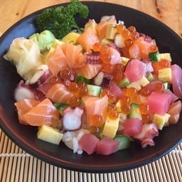 ข้าวหน้าปลาดิบรวมหั่นเต๋า