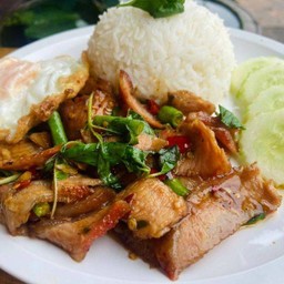 ข้าวกระเพราคอหมูย่าง