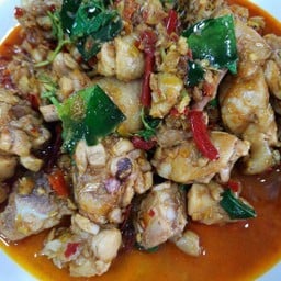 ผัดเผ็ดไก่บ้าน