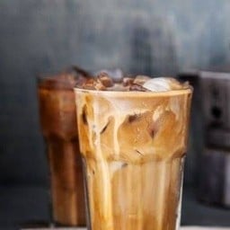 กาแฟนมสดเย็น (แยกน้ำกับน้ำแข็ง)