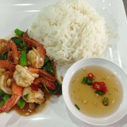 ข้าวกระเพรากุ้ง