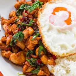 ข้าวกระเพราไก่ชิ้น