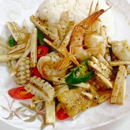 ทะเลผัดพริกไทยดำยอดมะพร้าวราดข้าว