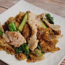 ผัดซีอิ๊วหมู ไก่