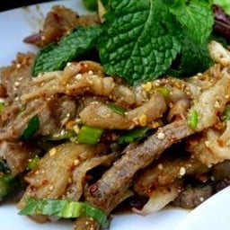 ร้านจิ้มจุ่มป้าอ้อยมะขามเดี่ยวริมทางรถไฟ