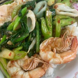 ผัดคะน้าราดข้าว