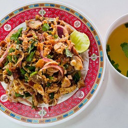 ข้าวไก่ทอดยำแซ่บ