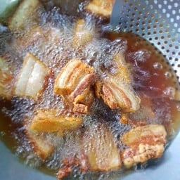 สามชั้นทอดน้ำปลา