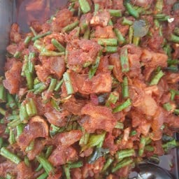 ผัดพริกแกงหมูกับถั่วฝักยาว