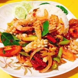 ผัดต้มยำทะเลแห้งราดข้าว