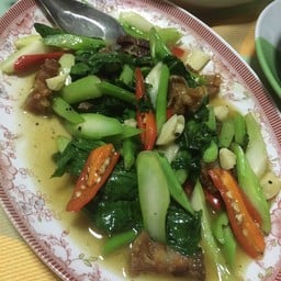 คะน้าหมูกรอบ(กับข้าว)