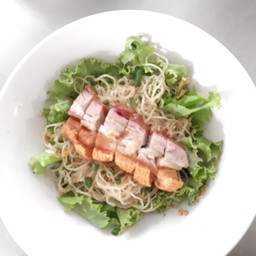 บะหมี่หมูกรอบ