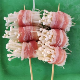 เบคอนพันเห็ดเข็มทอง