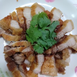 ข้าวหมูสามชั้นทอดน้ำปลา