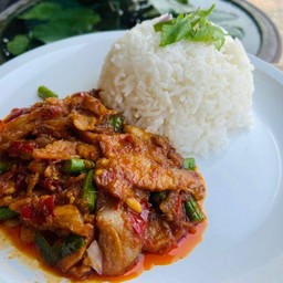 ข้าวหน้าผัดเผ็ดคอหมู