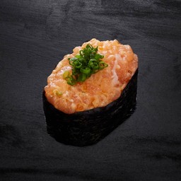 ข้าวปั้นหน้าปลาแซลม่อนซอสสไปซี่