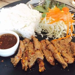 ข้าวหน้าสเต็กไก่จิ้มแจ่ว+สลัด