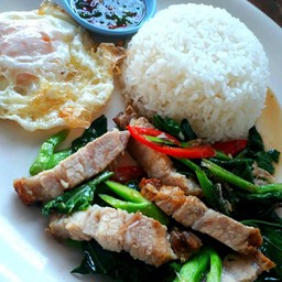 คะน้าหมูกรอบ
