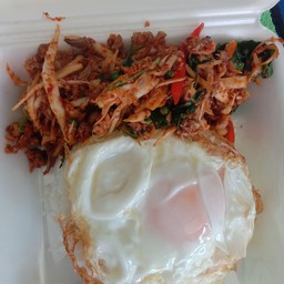 ผัดเผ็ดหนูนาใส่หน่อไม้ดองราดข้าว,