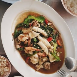 ผัดขี้เมา หมู ,ไก่ ราดข้าว