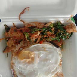 ผัดเผ็ดปลาบึกราดข้าว(ไม่มีไข่ดาว)