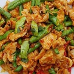 ผัดพริกแกงไก่