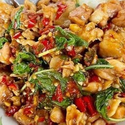 กระเพราไก่ราดข้าว