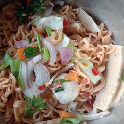 ยำมาม่าใส่หมูยอ