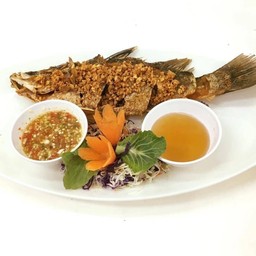 ปลากระพงทอดกระเทียม