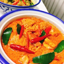 แกงคั่วกุ้งกระท้อนแกะสลัก